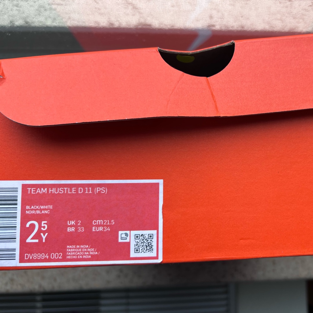 Nike Team Hustle D 11 Size 2.5 Black/White
